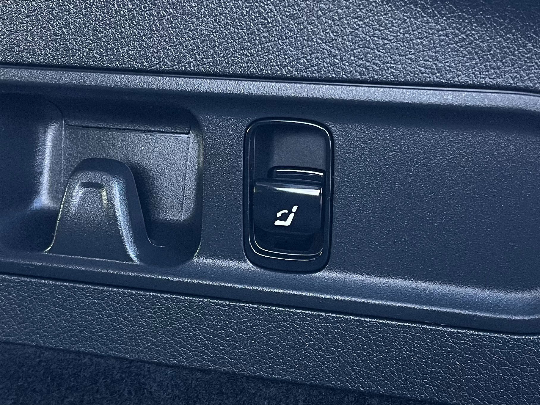 Used 2025 Mercedes-Benz GLC 300 4MATIC NIGHT PKG, AMG LINE PKG image 31