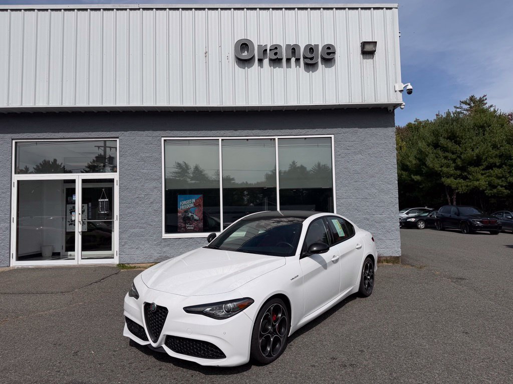 Used 2023 Alfa Romeo Giulia Veloce RWD image 1