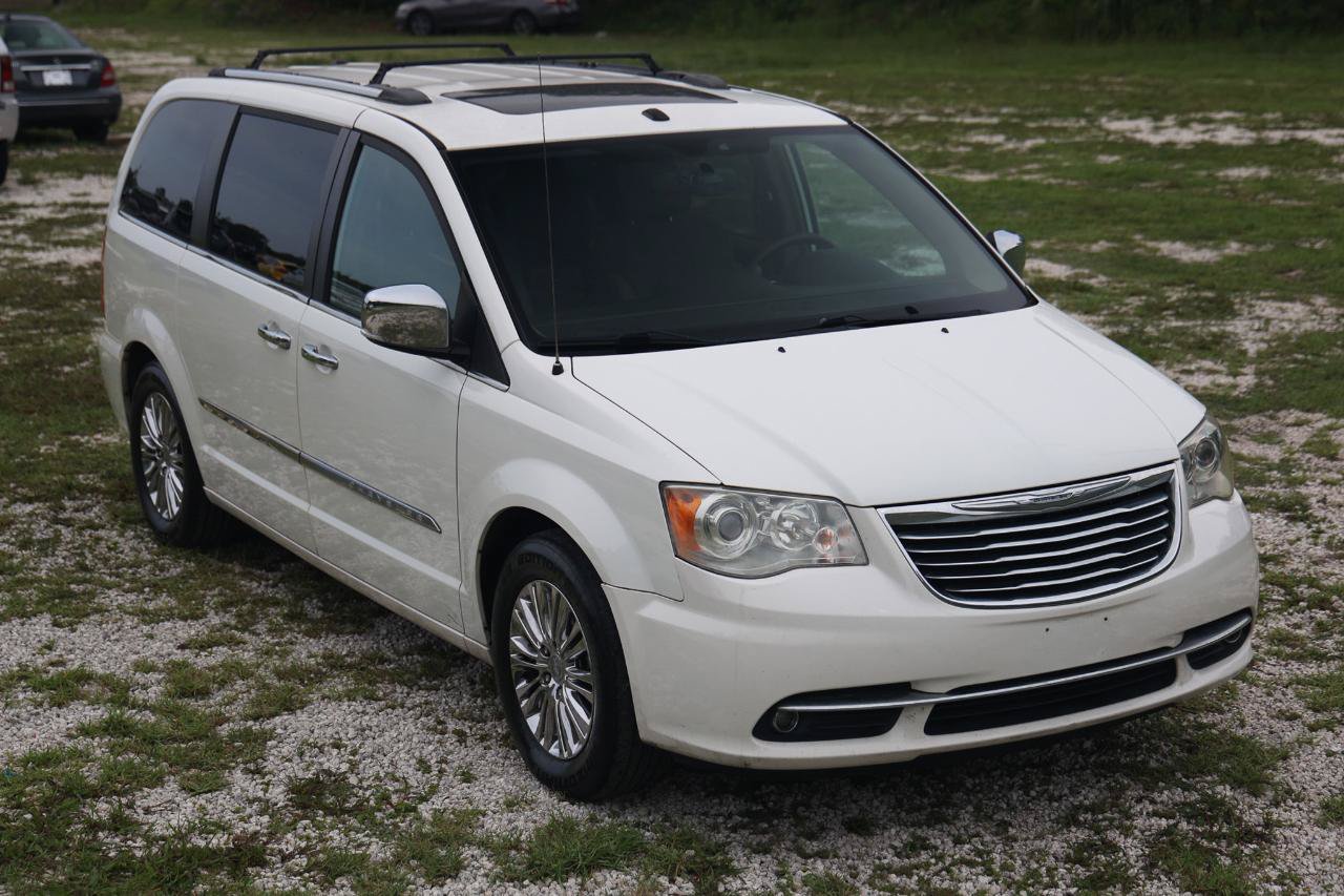 Used 2011 Chrysler Town & Country Limited w/ Trailer Tow Group FWD image 15