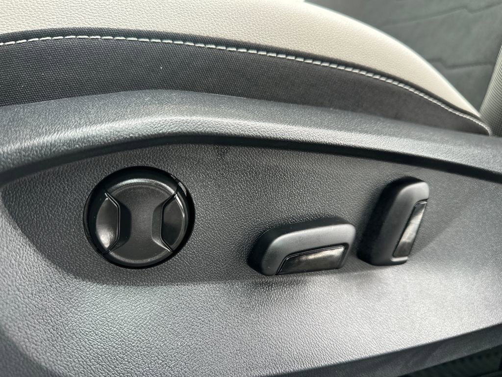 Used 2025 Volkswagen Taos SE w/ Panoramic Sunroof Package image 4