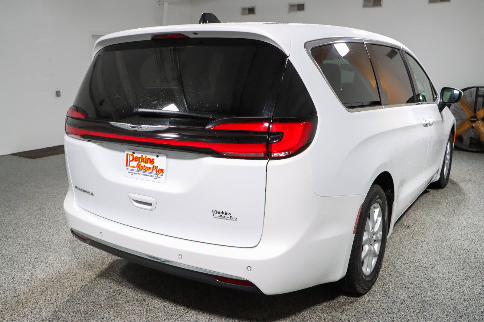 Used 2023 Chrysler Pacifica Touring-L FWD image 7