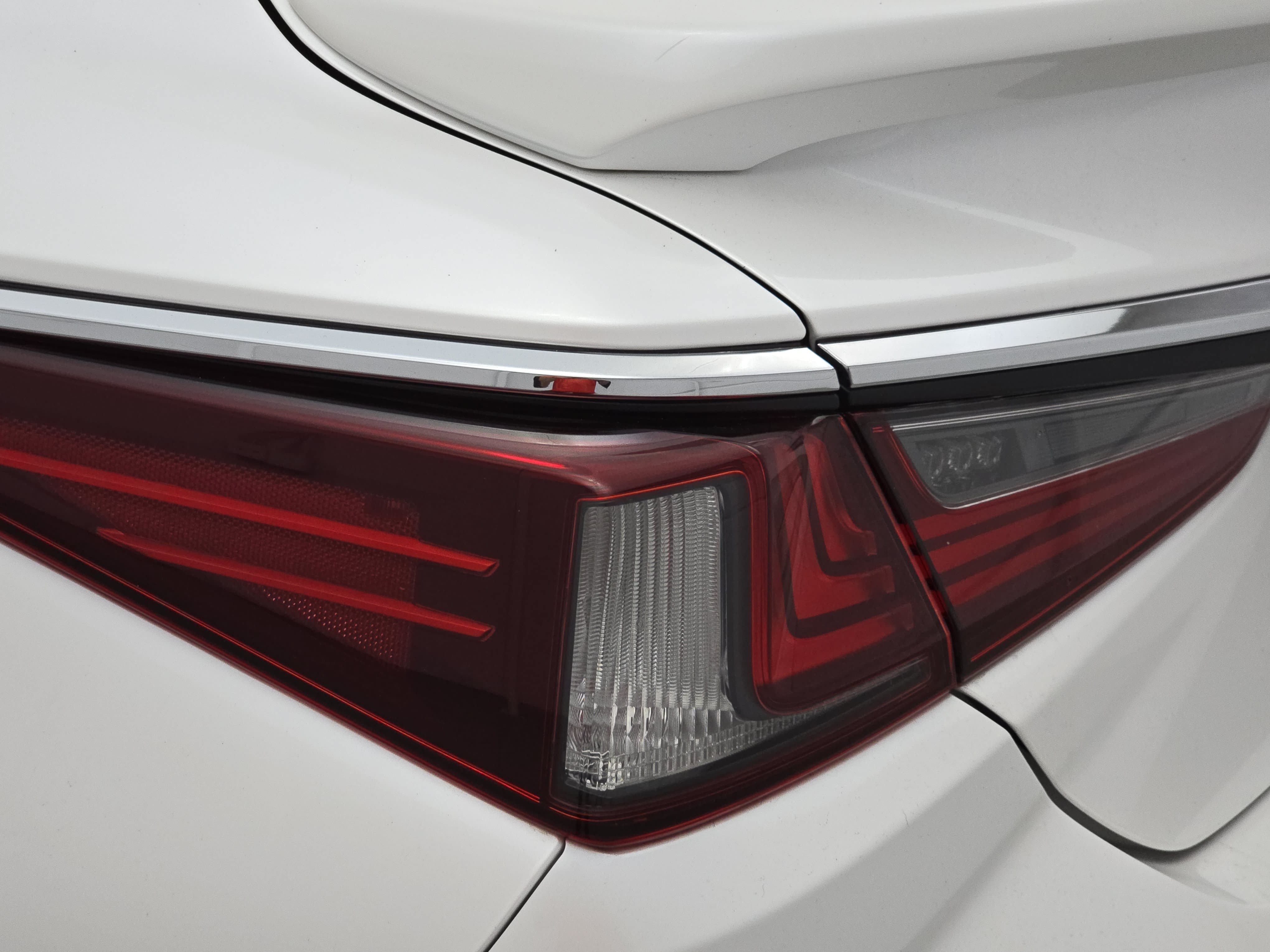Used 2022 Lexus ES 350 Ultra Luxury w/ Accessory Package 2 FWD image 33
