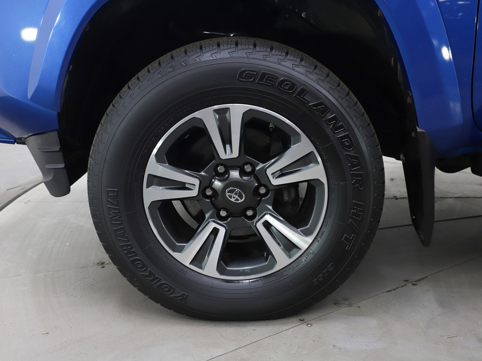 Used 2017 Toyota Tacoma TRD Sport w/ Tow Package (A/T) image 25