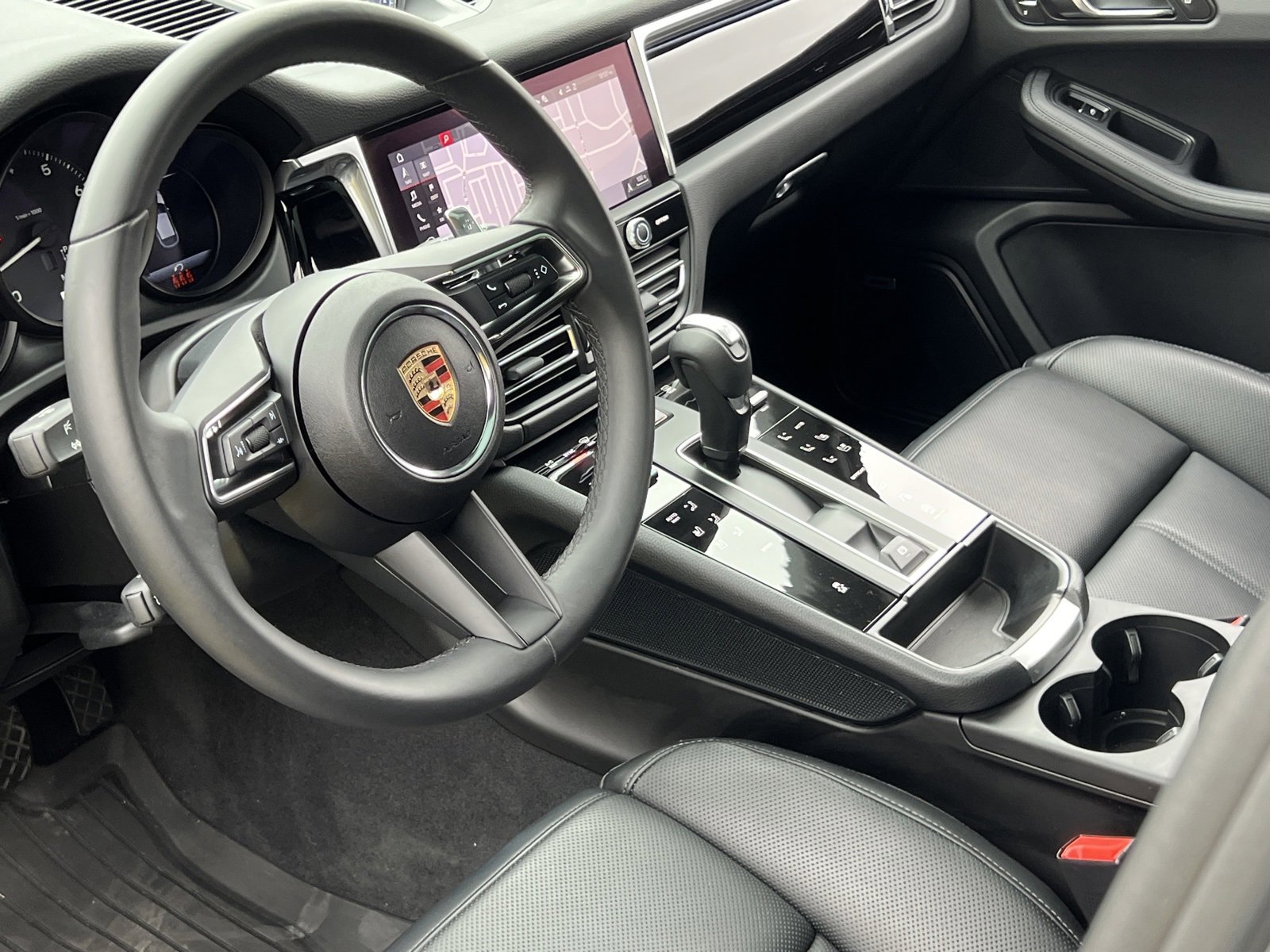 Certified 2025 Porsche Macan image 4