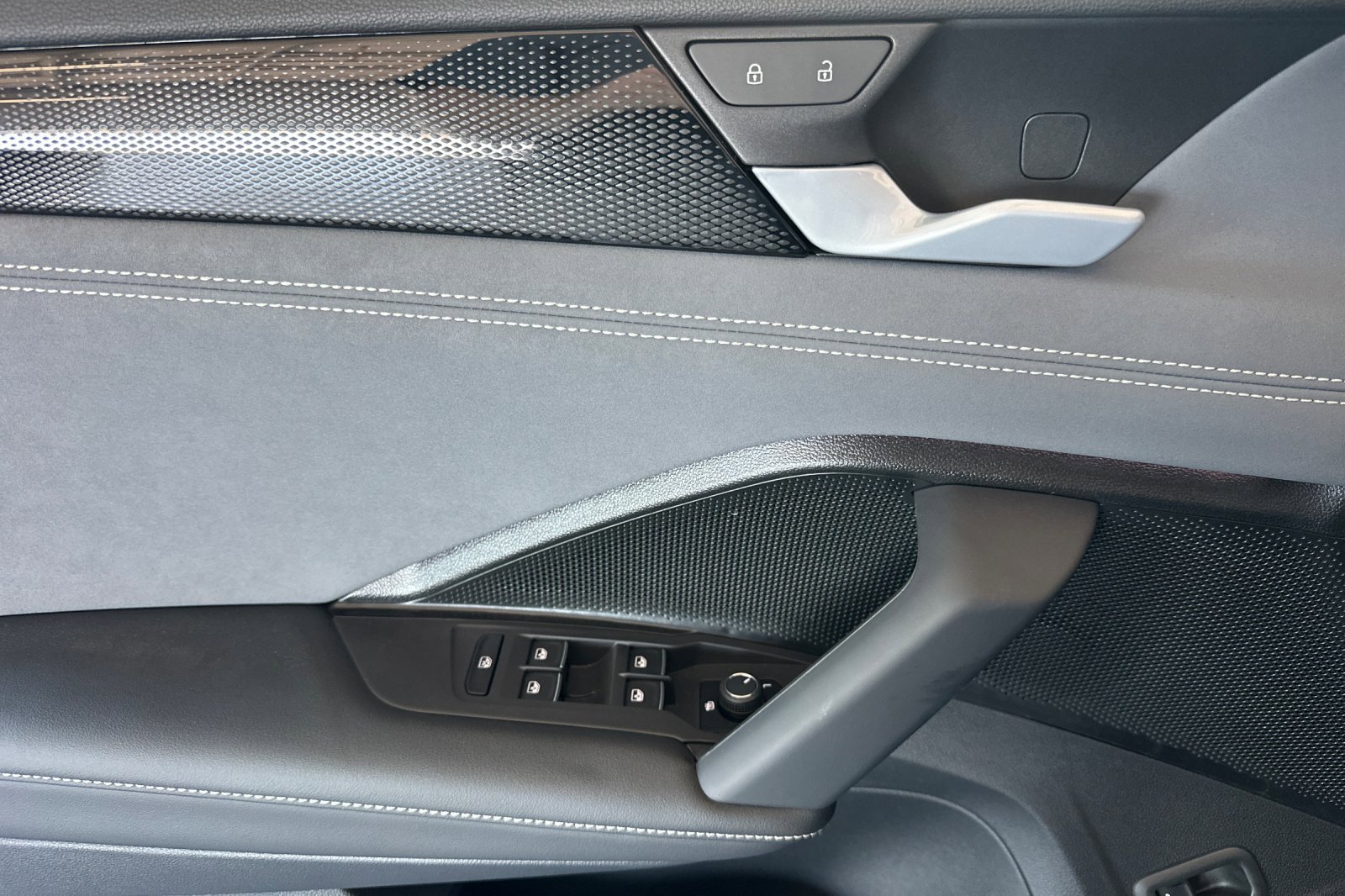 New 2025 Volkswagen Tiguan SE image 11