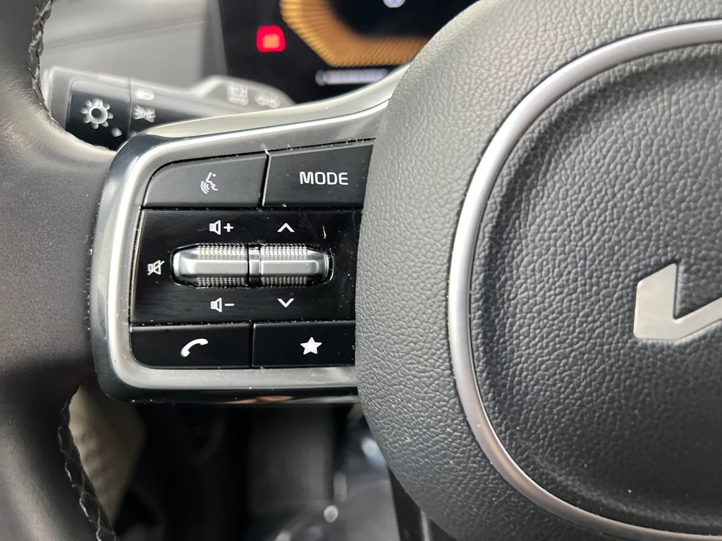 Used 2025 Kia Carnival FWD image 50