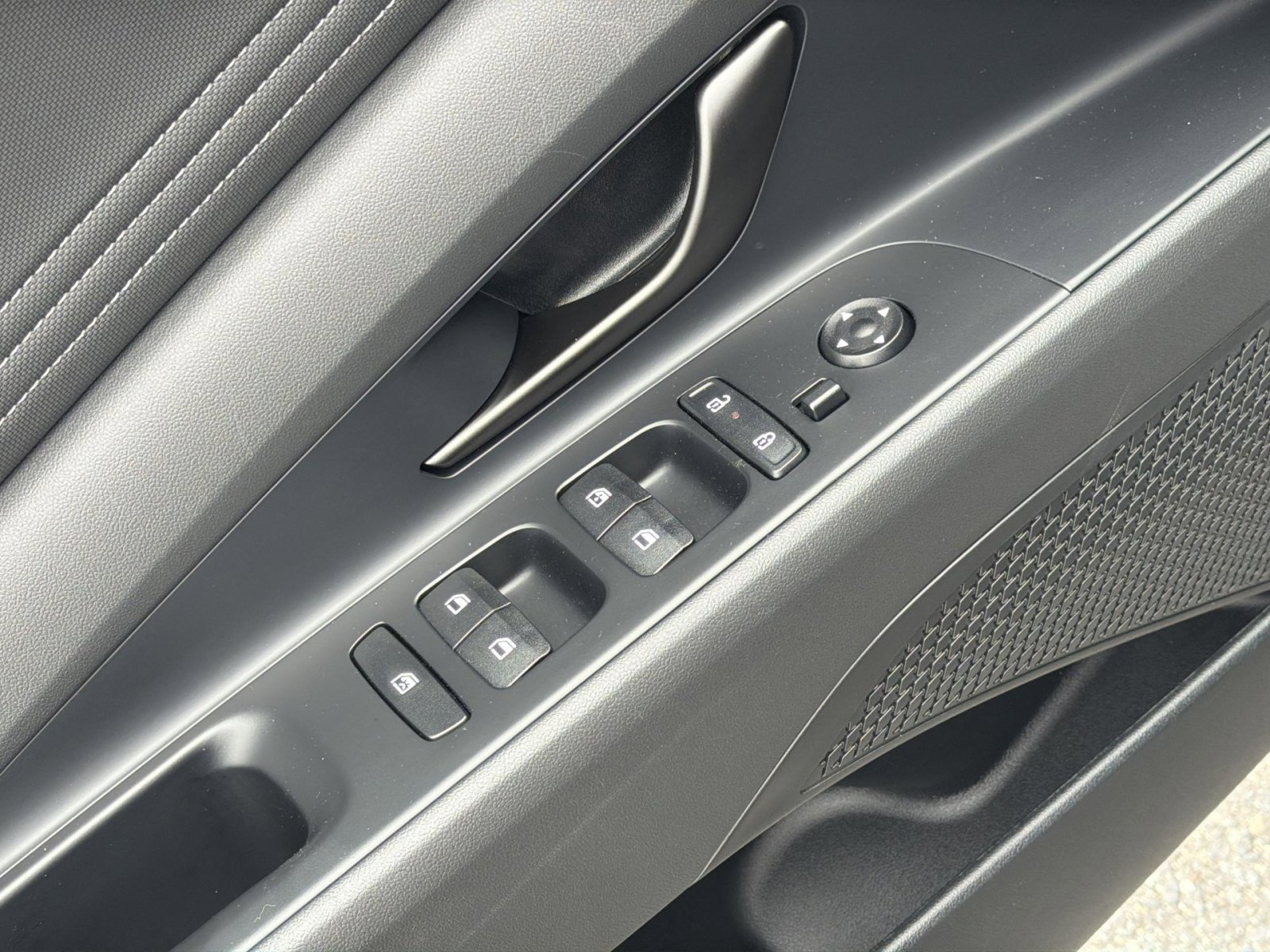 Used 2025 Hyundai Elantra SEL w/ Cargo Package FWD image 15