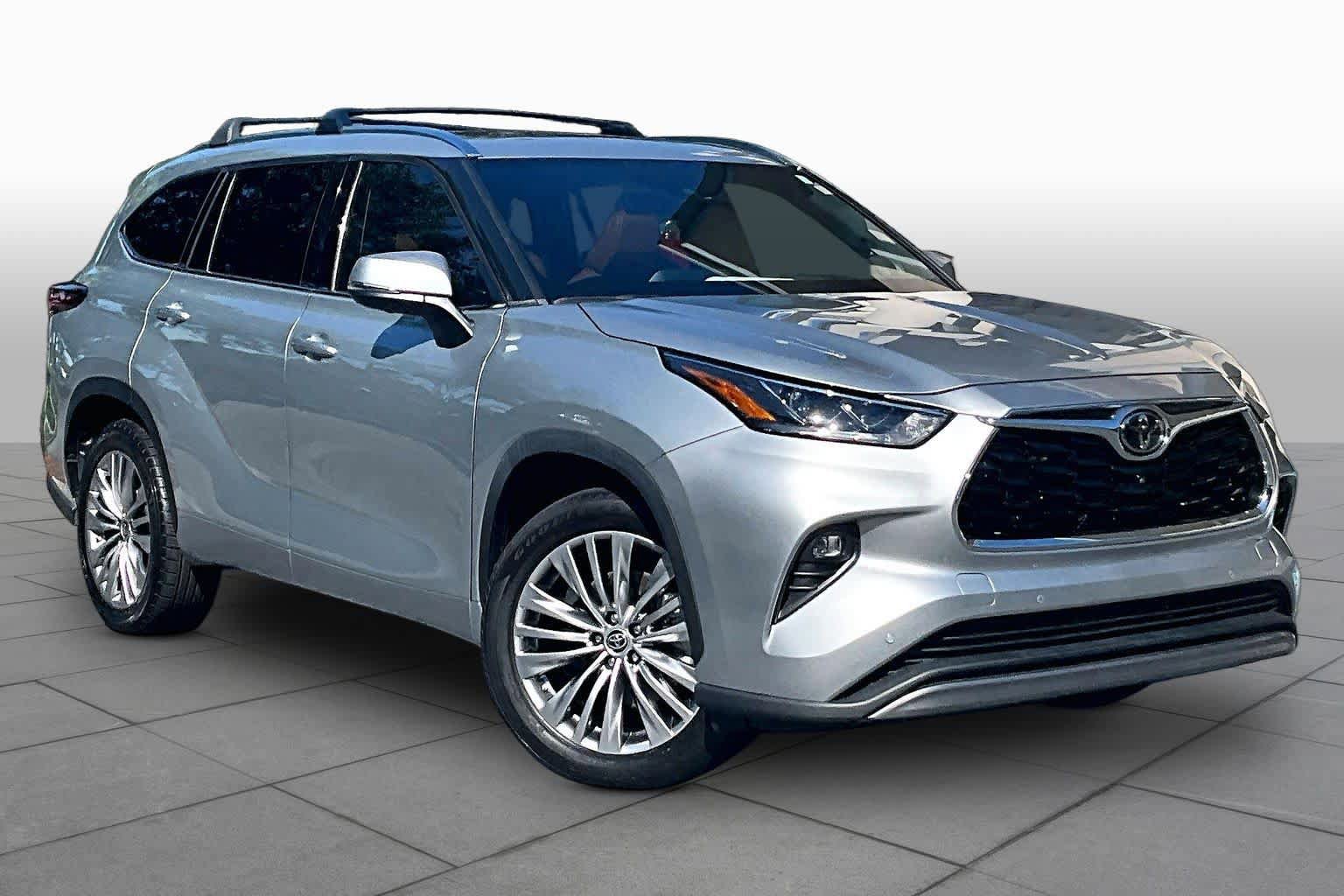 Used 2023 Toyota Highlander Platinum FWD image 3