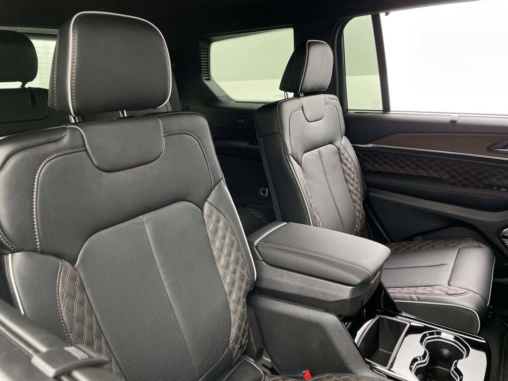 New 2025 Jeep Grand Cherokee L Summit w/ Luxury Tech Group V image 21