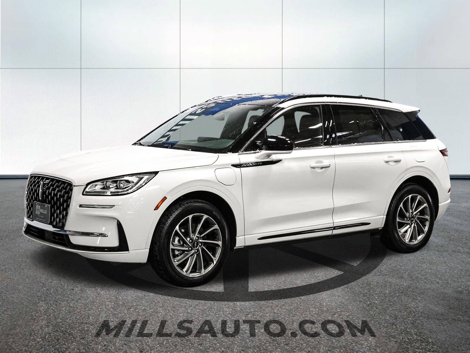 Used 2025 Lincoln Corsair Grand Touring image 2