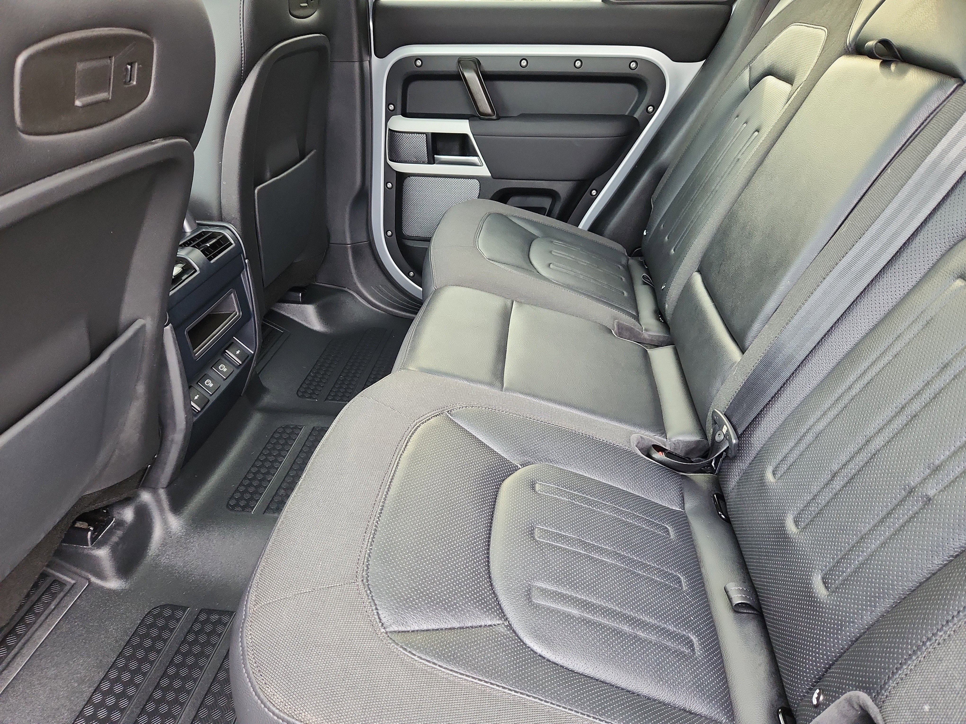 Used 2021 Land Rover Defender 110 SE image 5