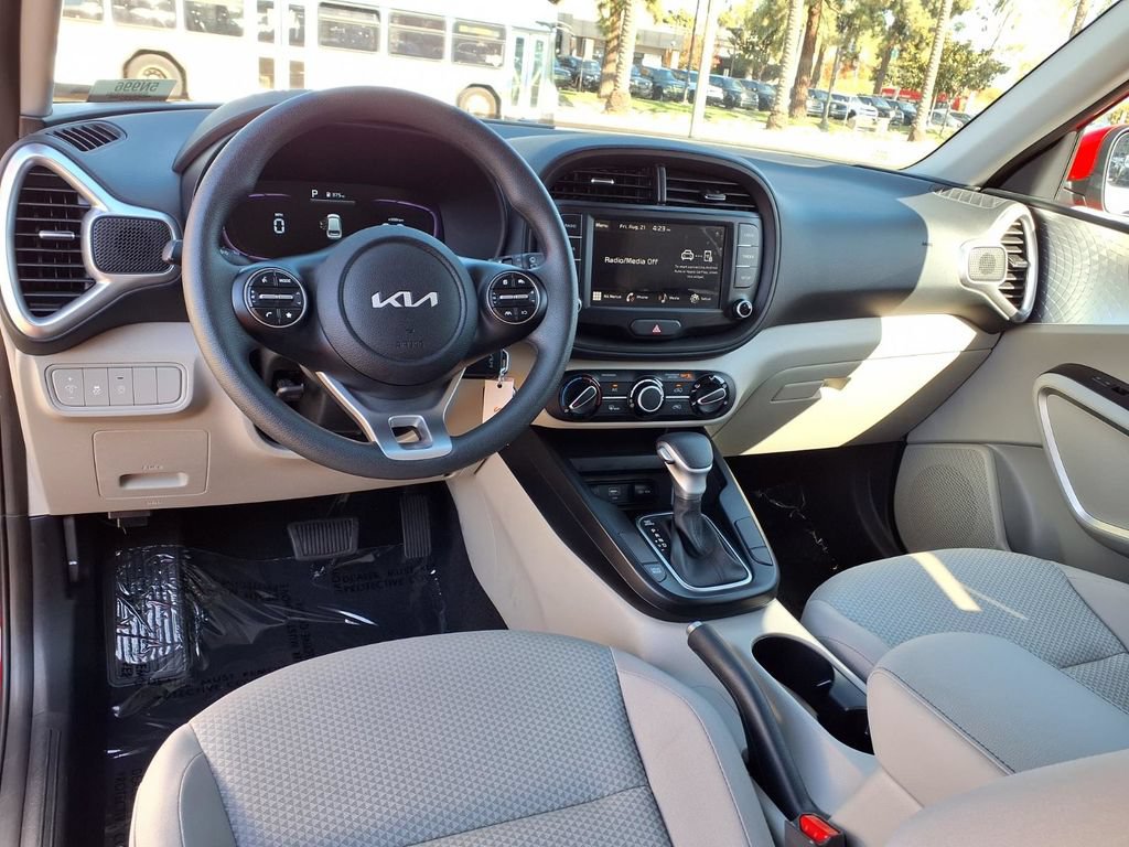 Certified 2025 Kia Soul LX w/ LX Technology Package FWD image 13
