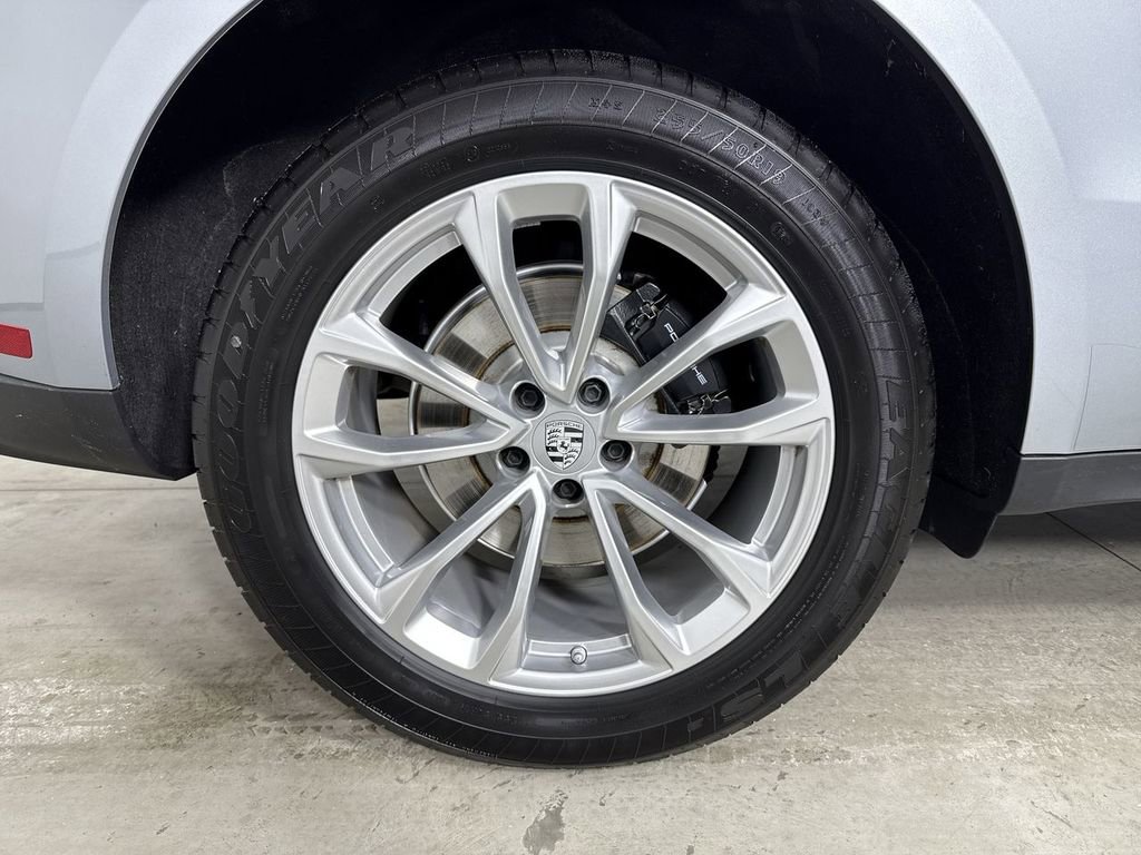 Certified 2025 Porsche Macan image 16