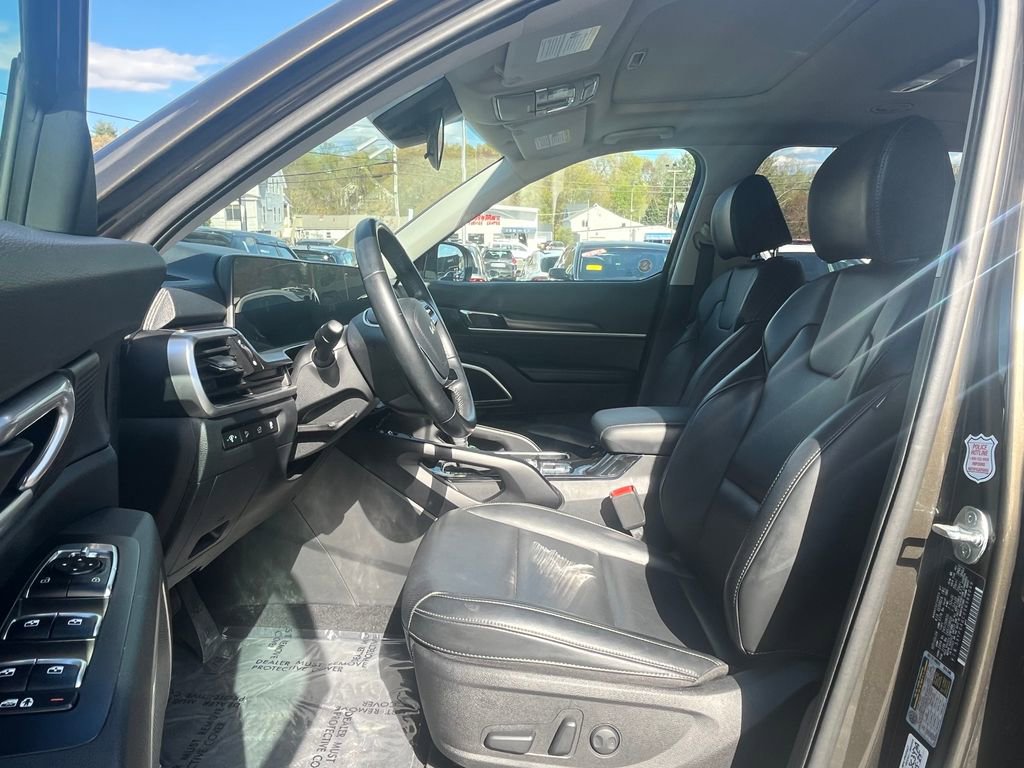 Used 2025 Kia Telluride S FWD image 23