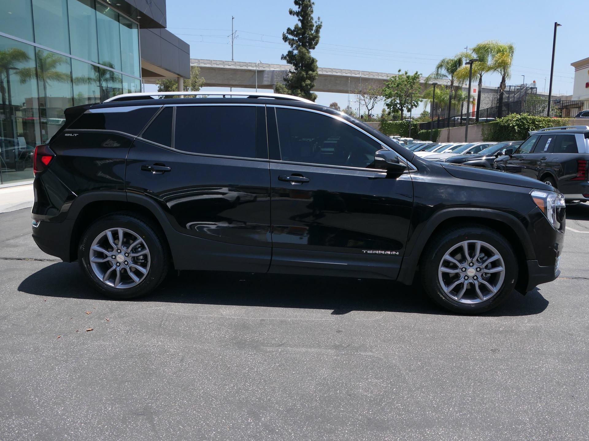 Used 2022 GMC Terrain SLT w/ Tech Package FWD image 2