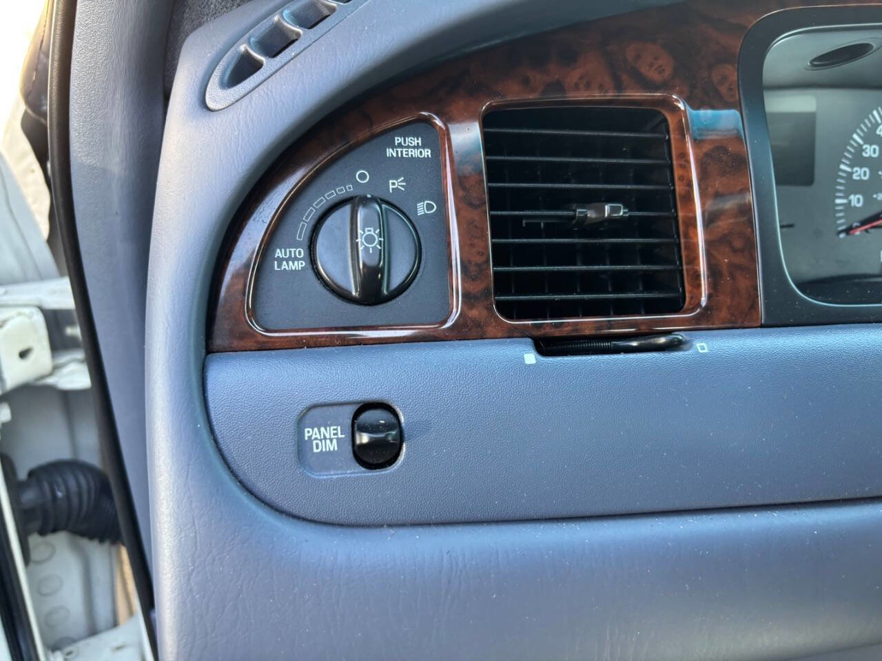 Used 2000 Lincoln Town Car Signature image 23