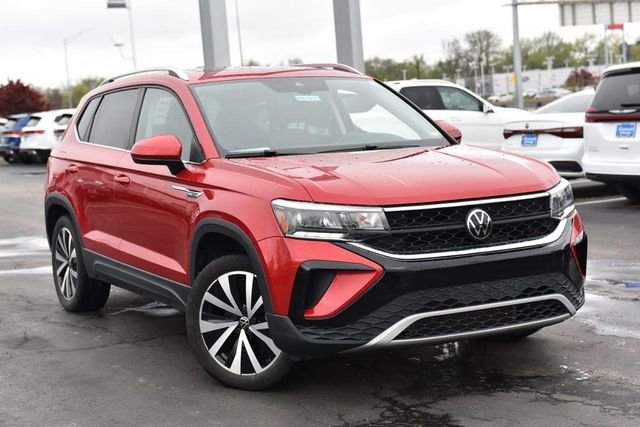 Certified 2023 Volkswagen Taos SE w/ Panoramic Sunroof Package image 2