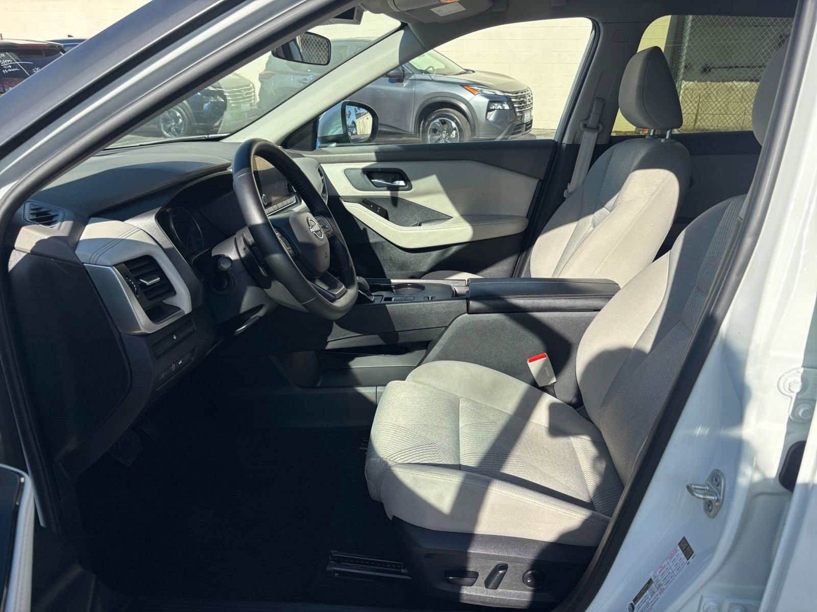 Used 2025 Nissan Rogue SV FWD image 29