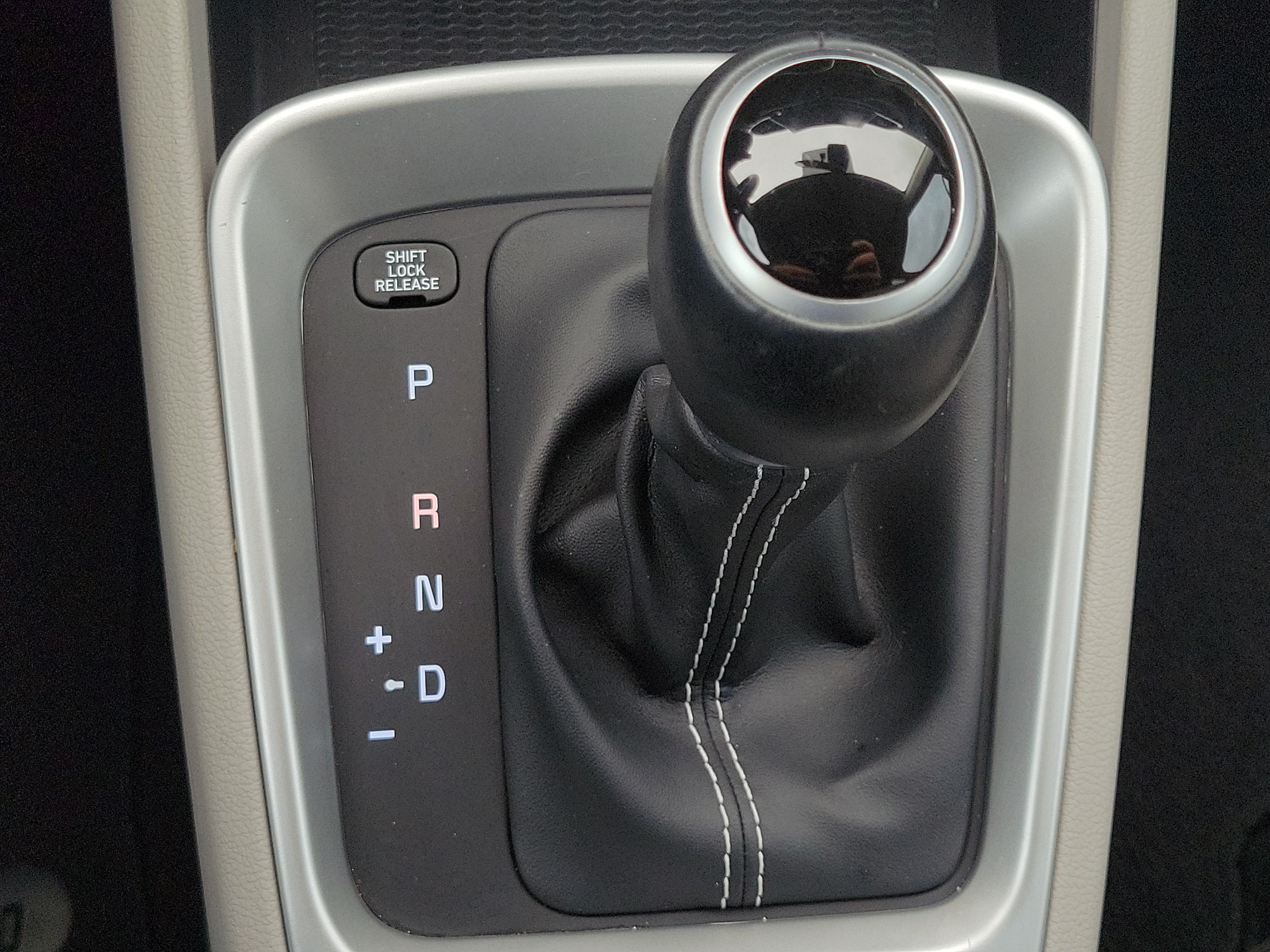 Used 2021 Hyundai Venue SEL FWD image 25