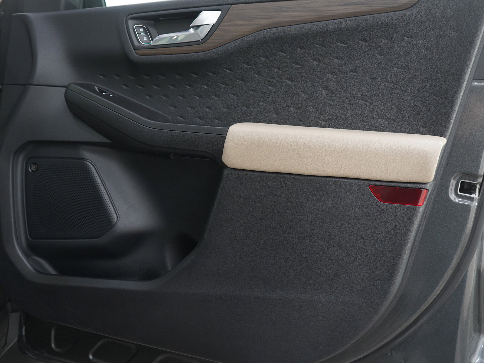 Used 2020 Ford Escape Titanium image 9