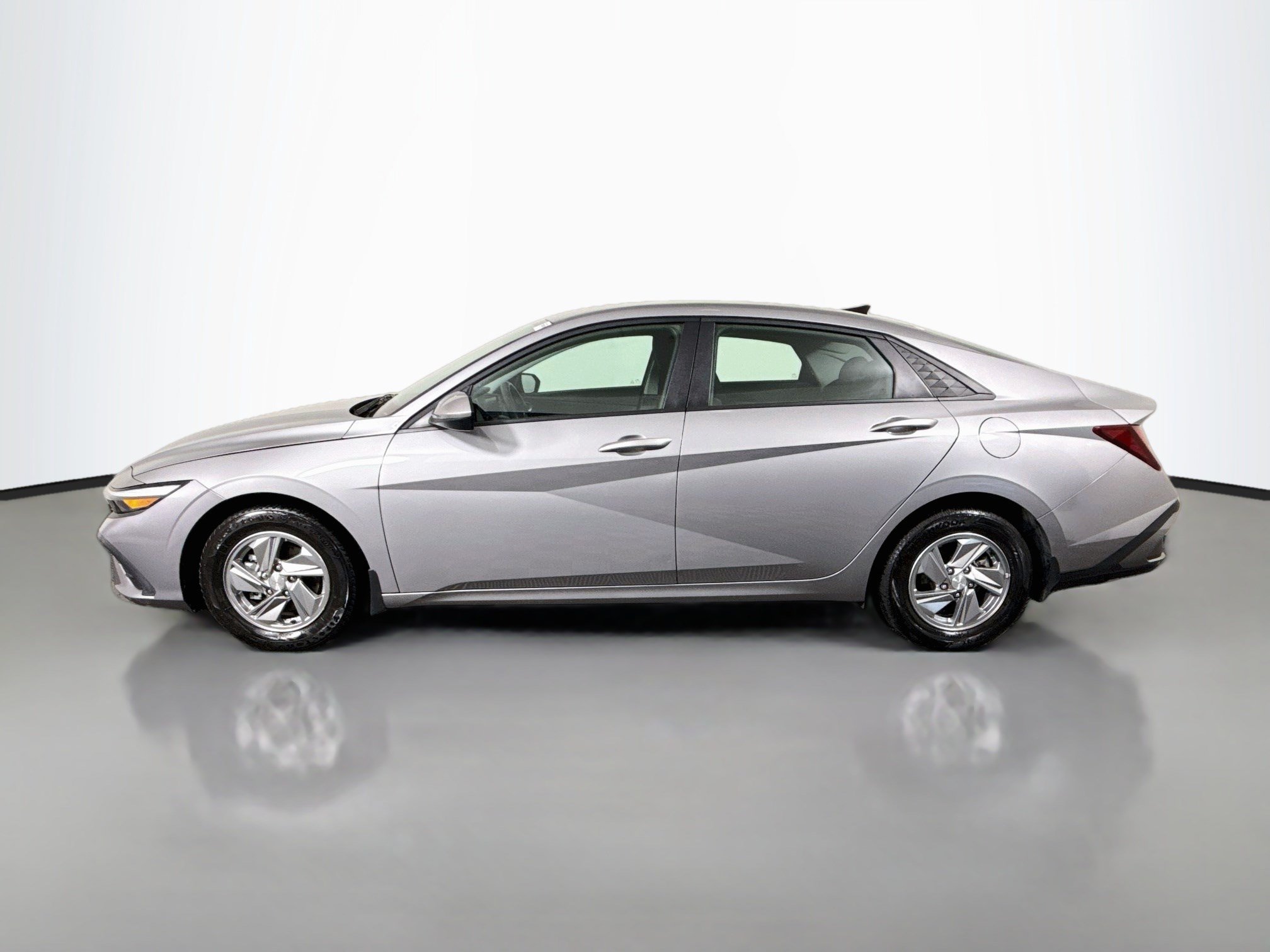 Used 2025 Hyundai Elantra SE FWD image 6