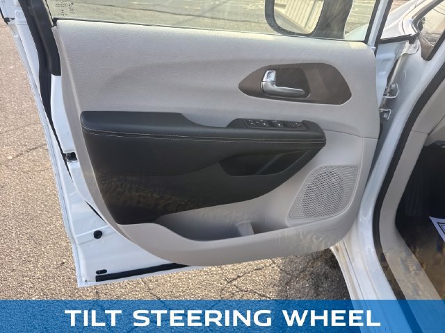 Used 2020 Chrysler Voyager L FWD image 11