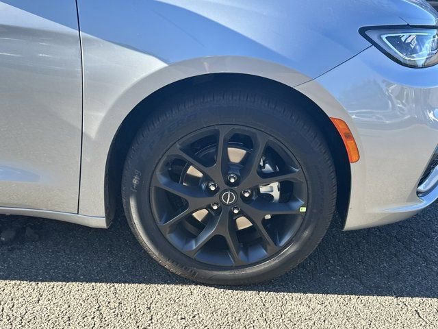 New 2026 Chrysler Pacifica Limited image 12