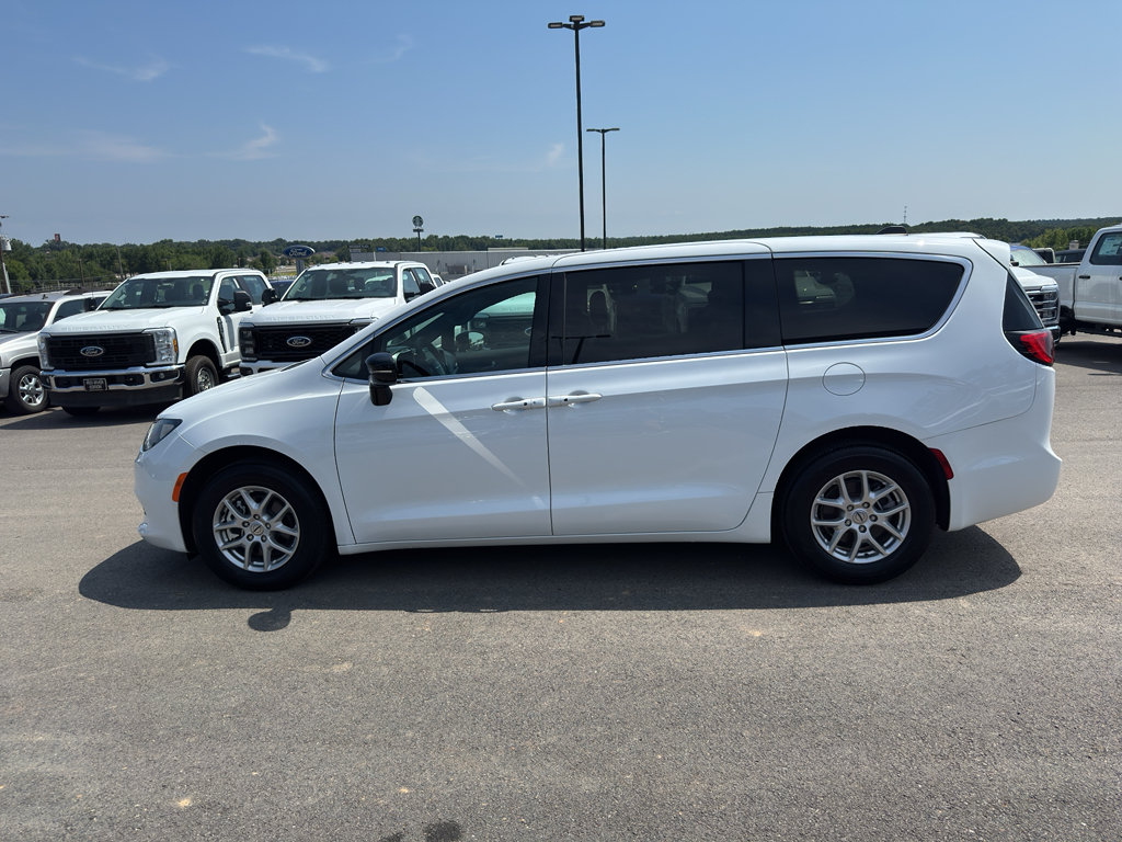 Used 2025 Chrysler Voyager LX FWD image 8