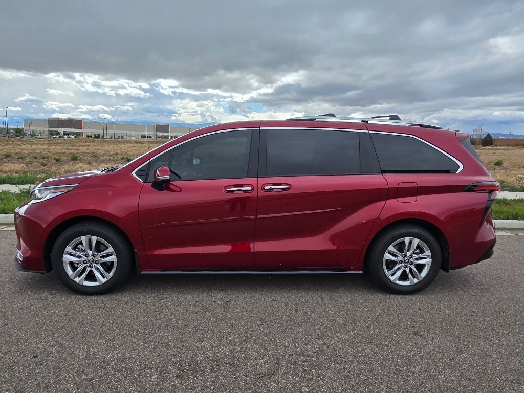 Used 2026 Toyota Sienna Limited image 2