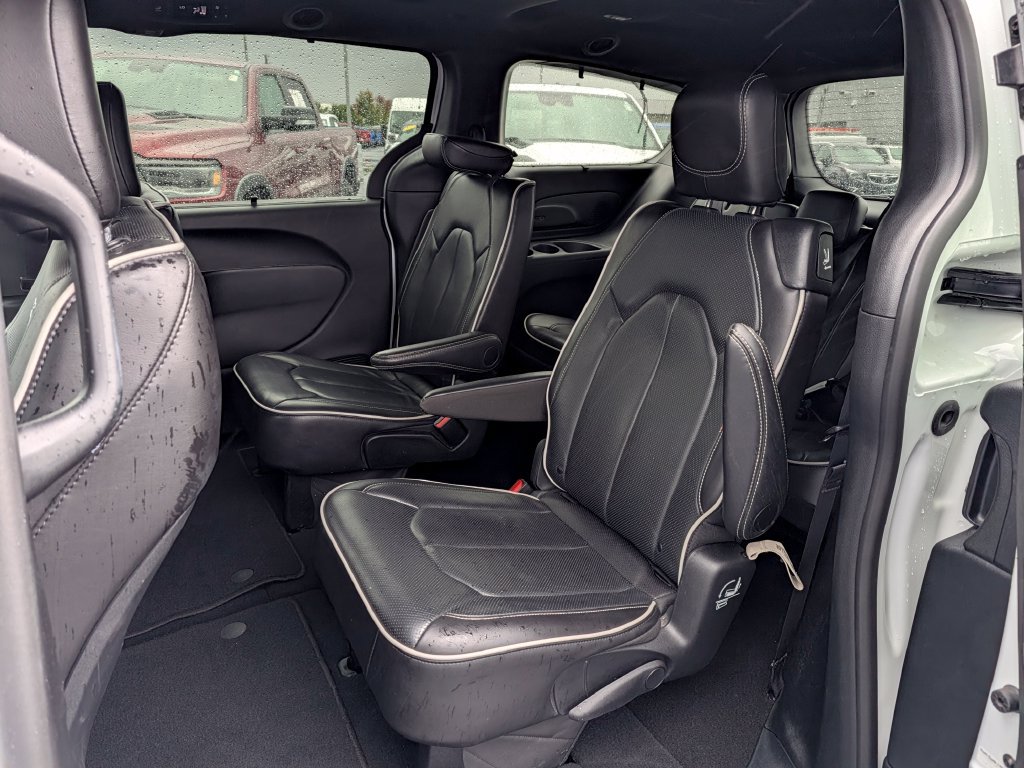 Used 2025 Chrysler Pacifica Limited FWD image 19