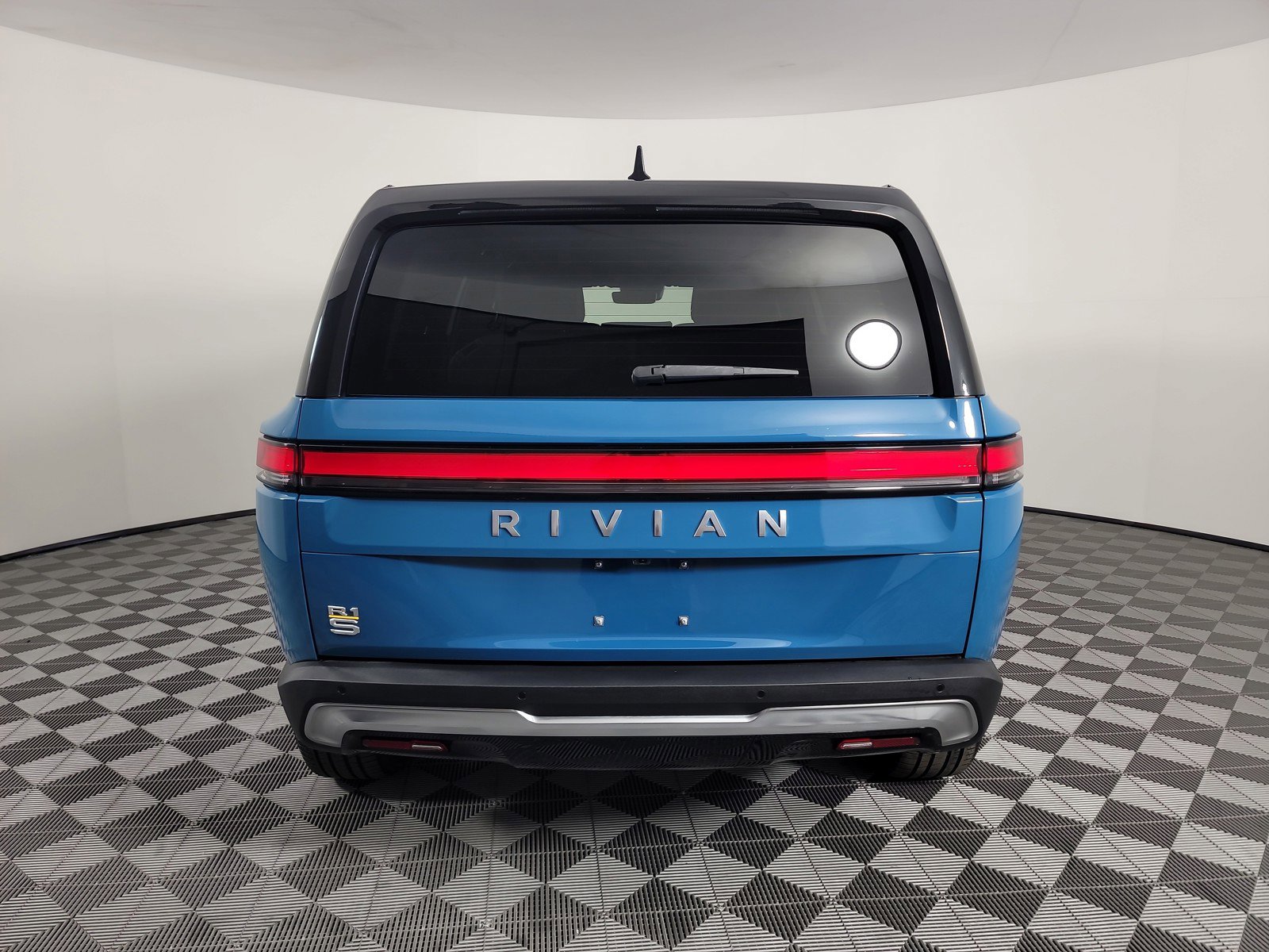 Used 2024 Rivian R1S Adventure AWD/4WD image 4