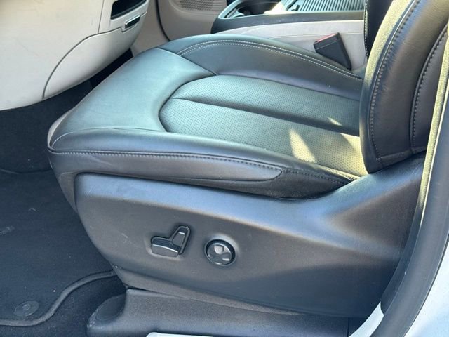 Used 2024 Chrysler Pacifica Touring-L image 20