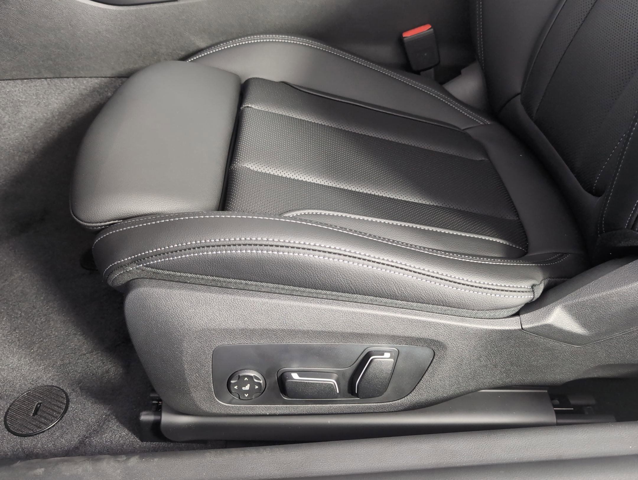 Used 2025 BMW 230i Coupe w/ Convenience Package image 11