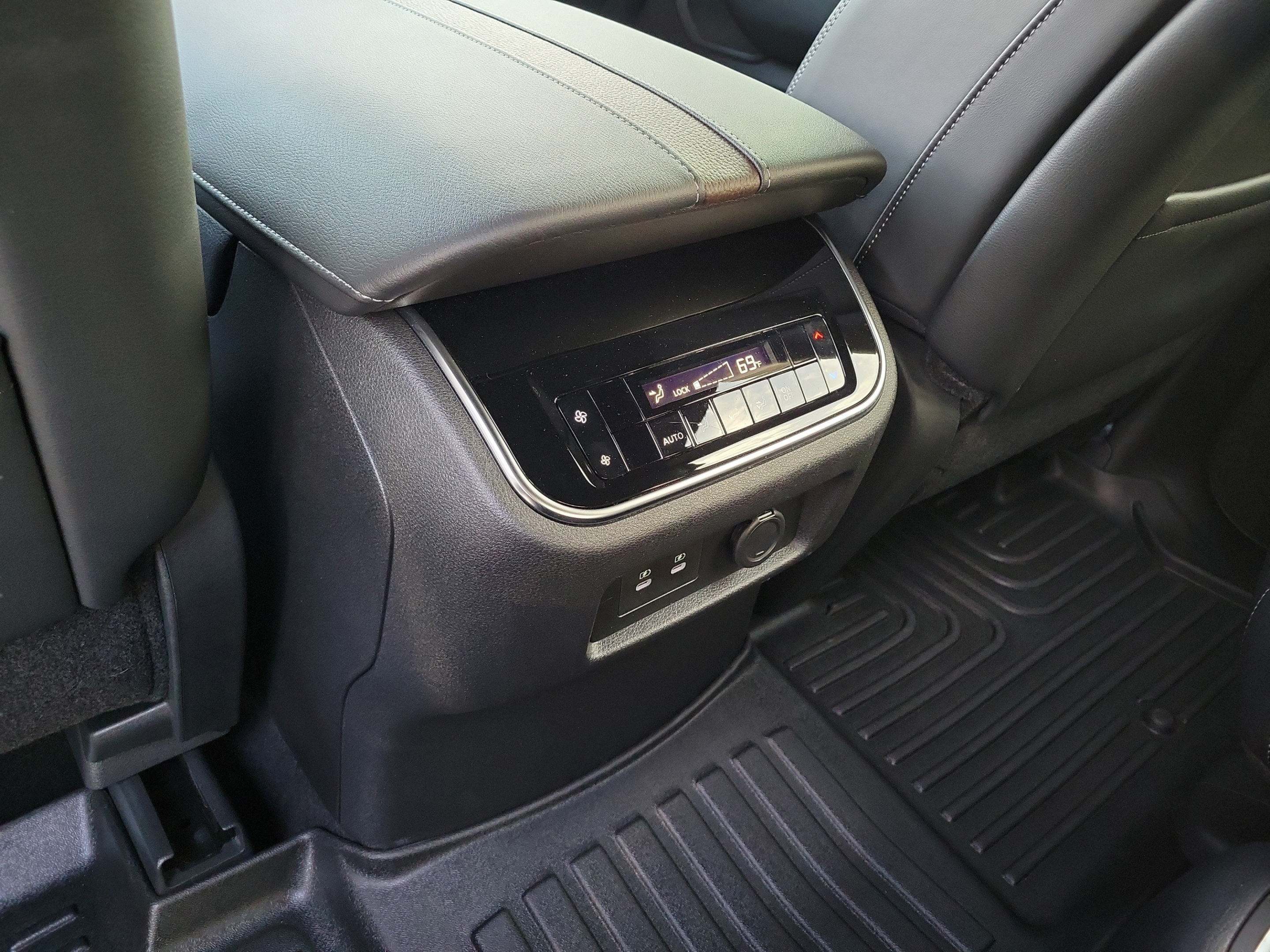 Used 2026 Nissan Armada SL w/ Captain's Chari Seat Package RWD image 12