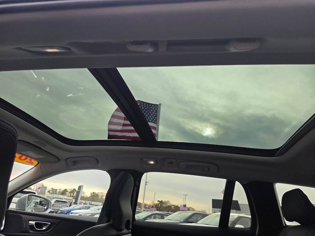 Used 2025 Volvo V60 B5 Cross Country Plus image 18