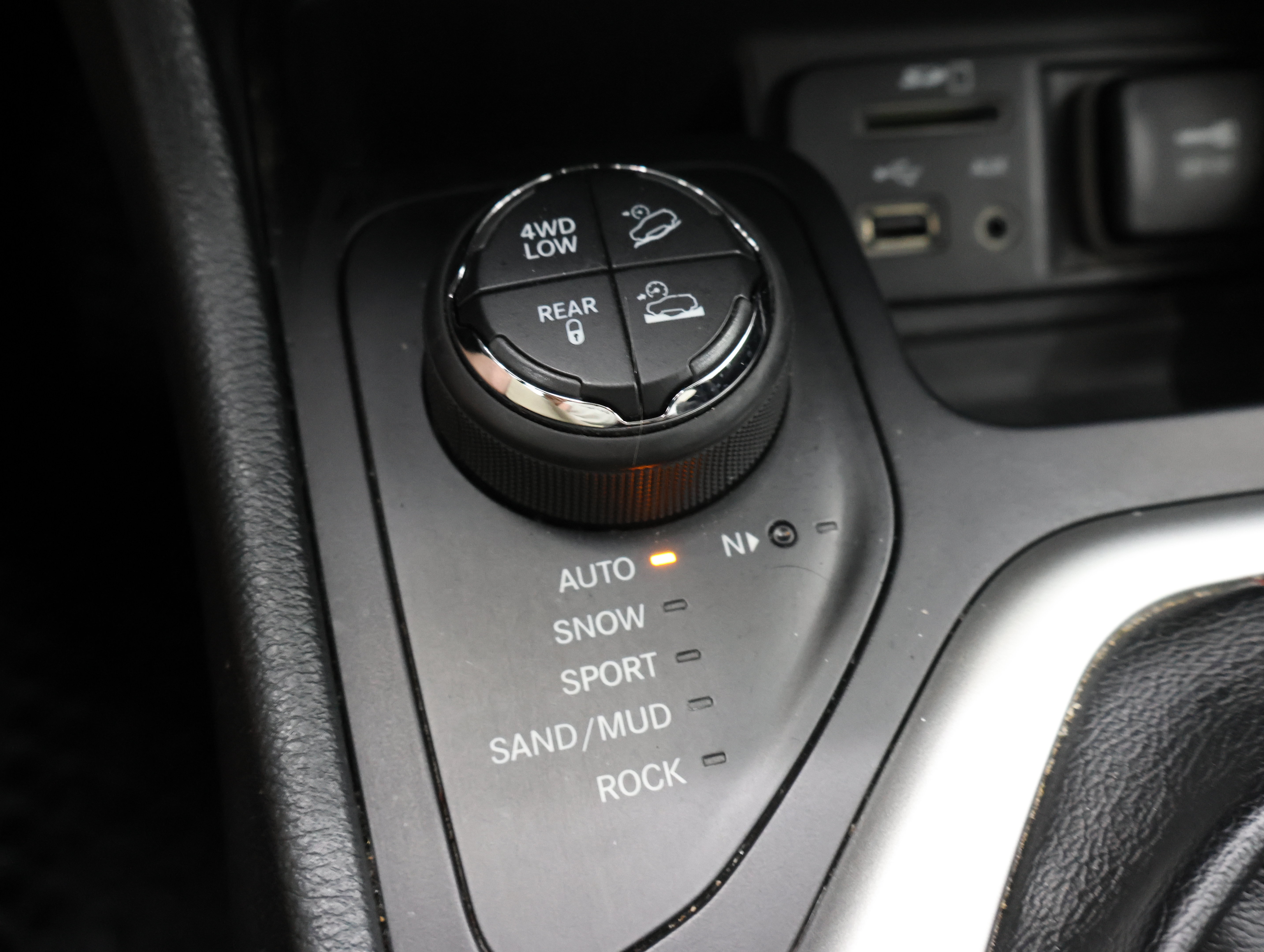 Used 2015 Jeep Cherokee Trailhawk w/ Leather Interior Group AWD/4WD image 44