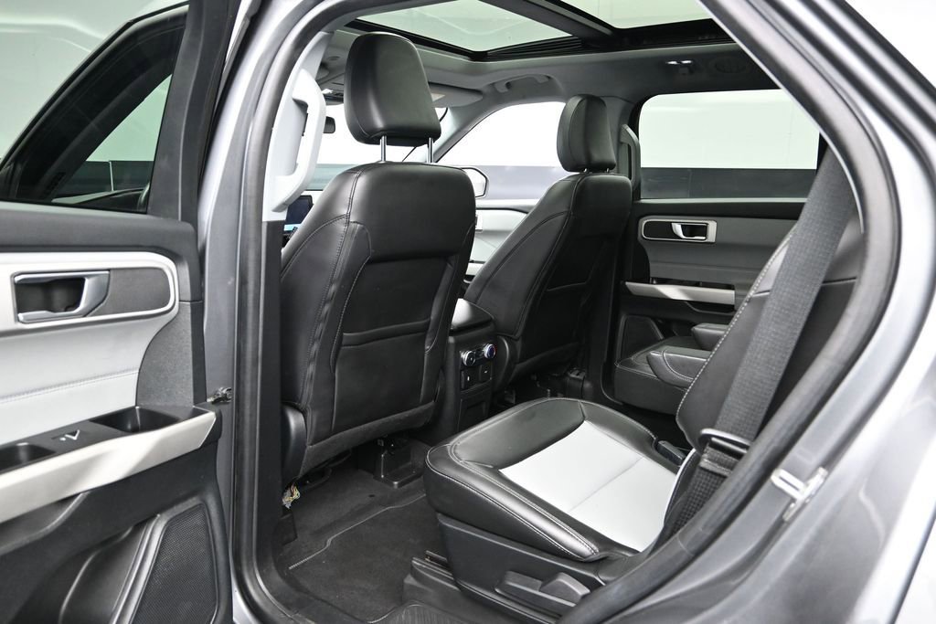 Used 2022 Ford Explorer XLT w/ Equipment Group 202A AWD/4WD image 17