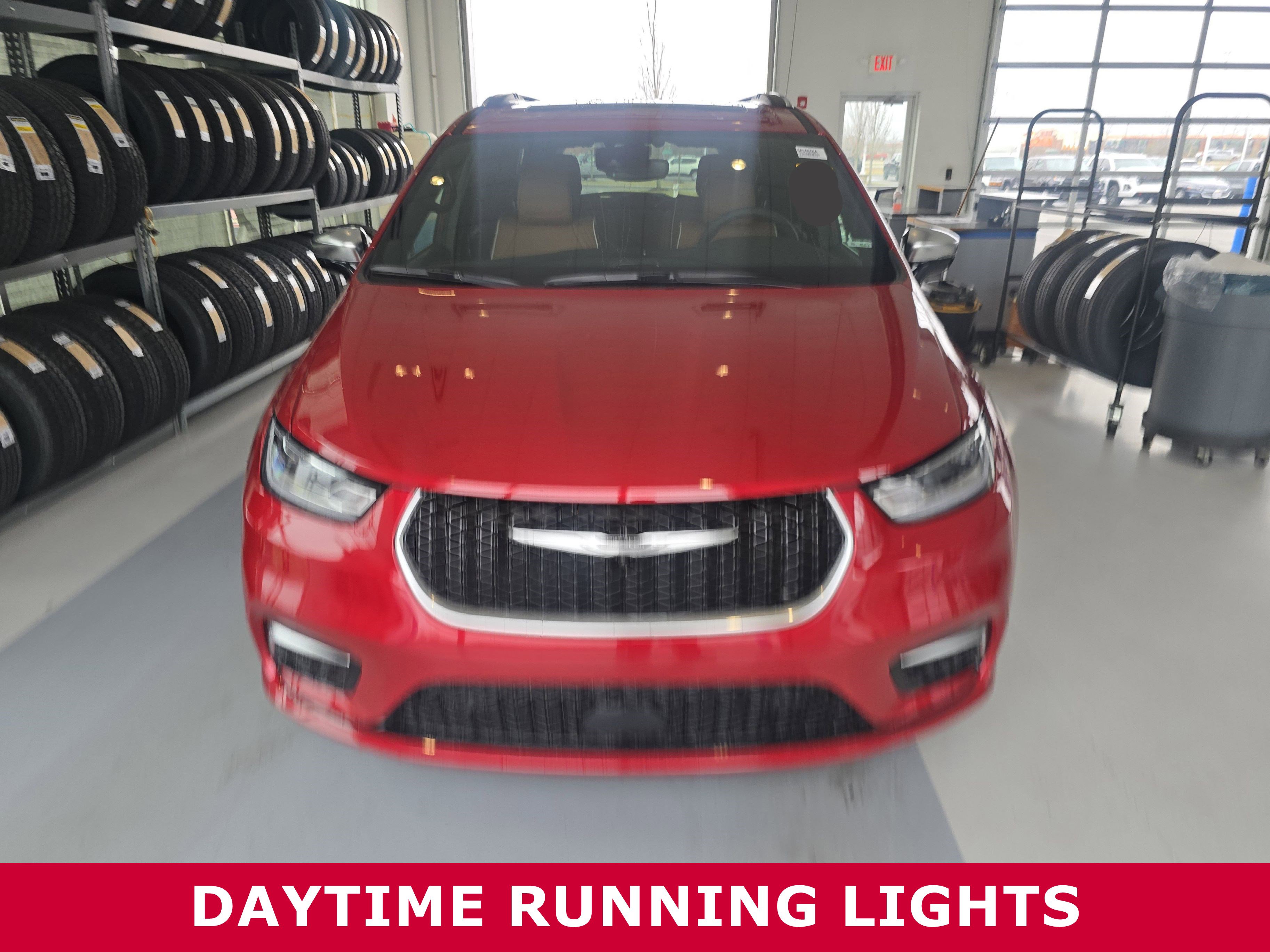 Used 2025 Chrysler Pacifica Pinnacle FWD image 2