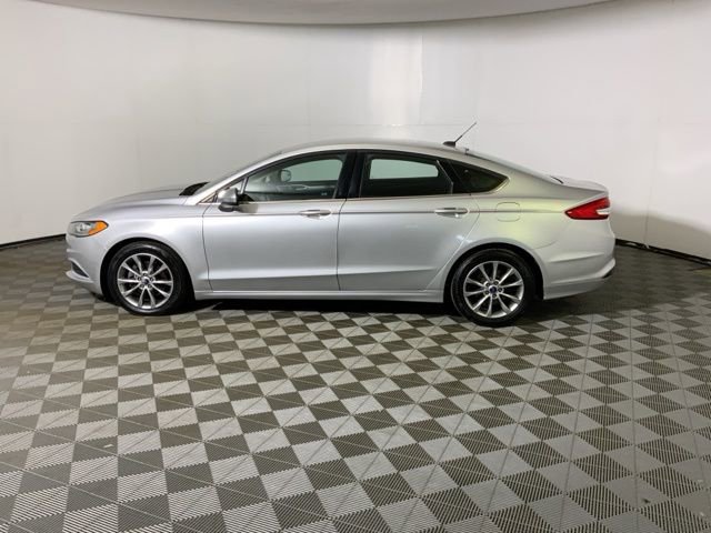Used 2017 Ford Fusion SE w/ Fusion SE Technology Package image 14