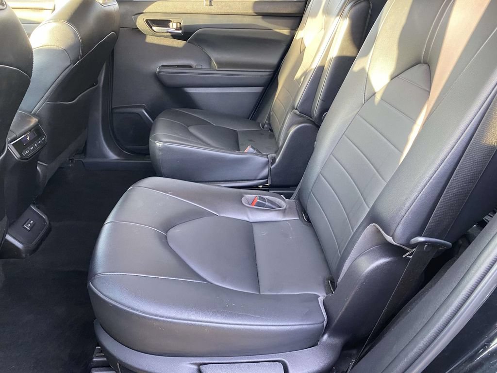 Used 2022 Toyota Highlander XLE AWD/4WD image 10