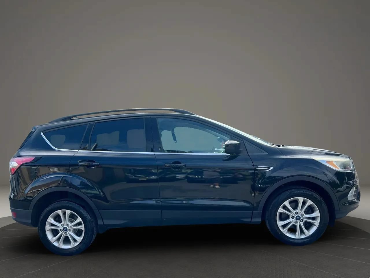 Used 2018 Ford Escape SE w/ SE Sync 3 Package AWD/4WD image 4