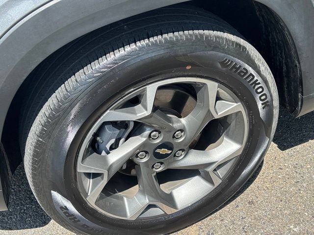 Used 2025 Chevrolet Trax LT FWD image 3