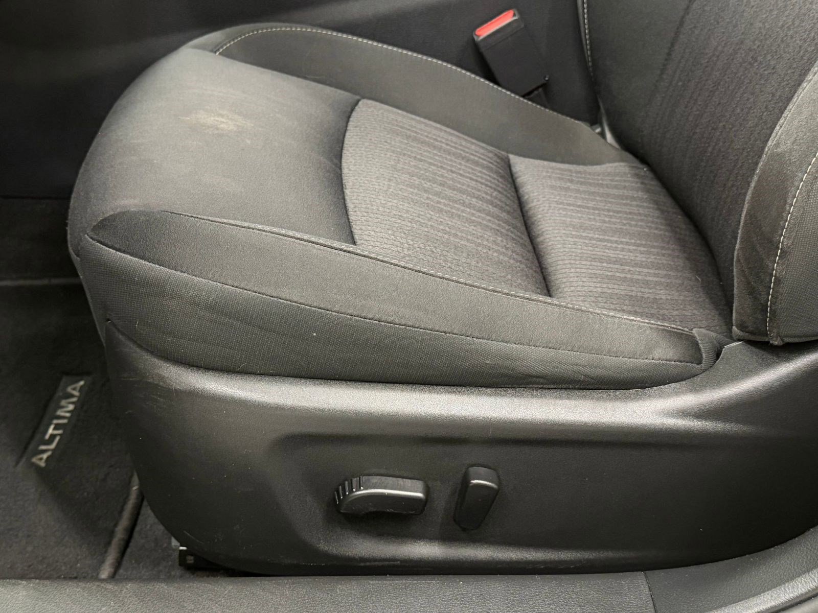 Used 2023 Nissan Altima 2.5 SV AWD/4WD image 12