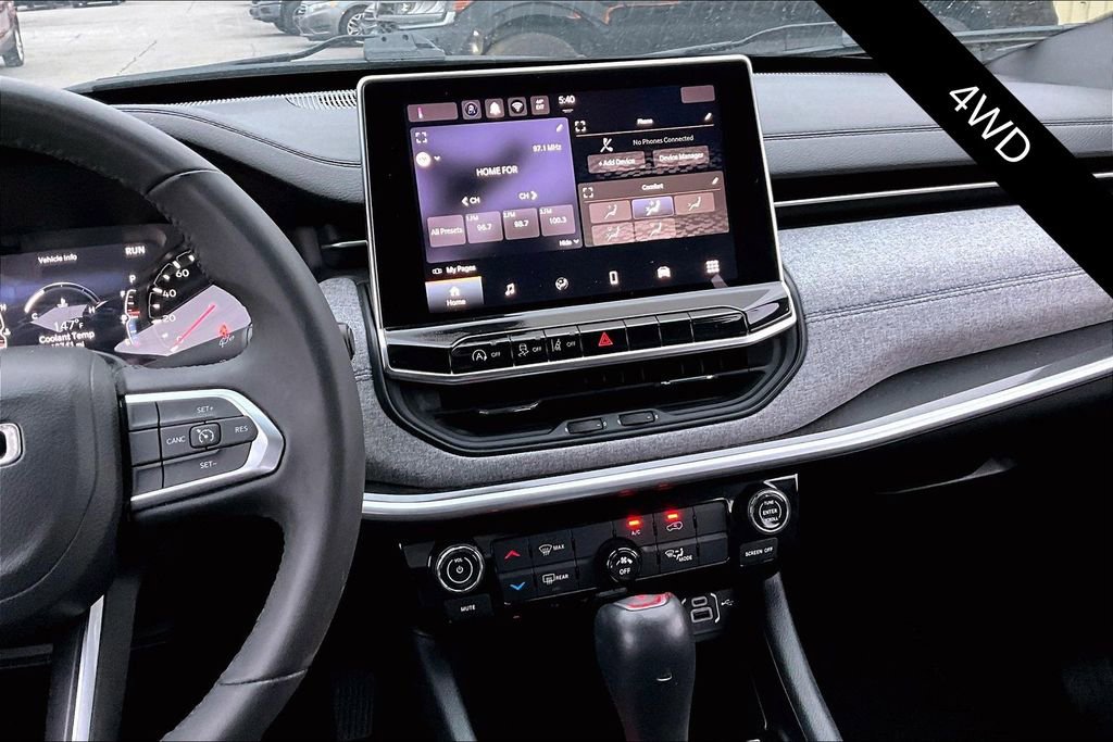 Used 2024 Jeep Compass Latitude image 9