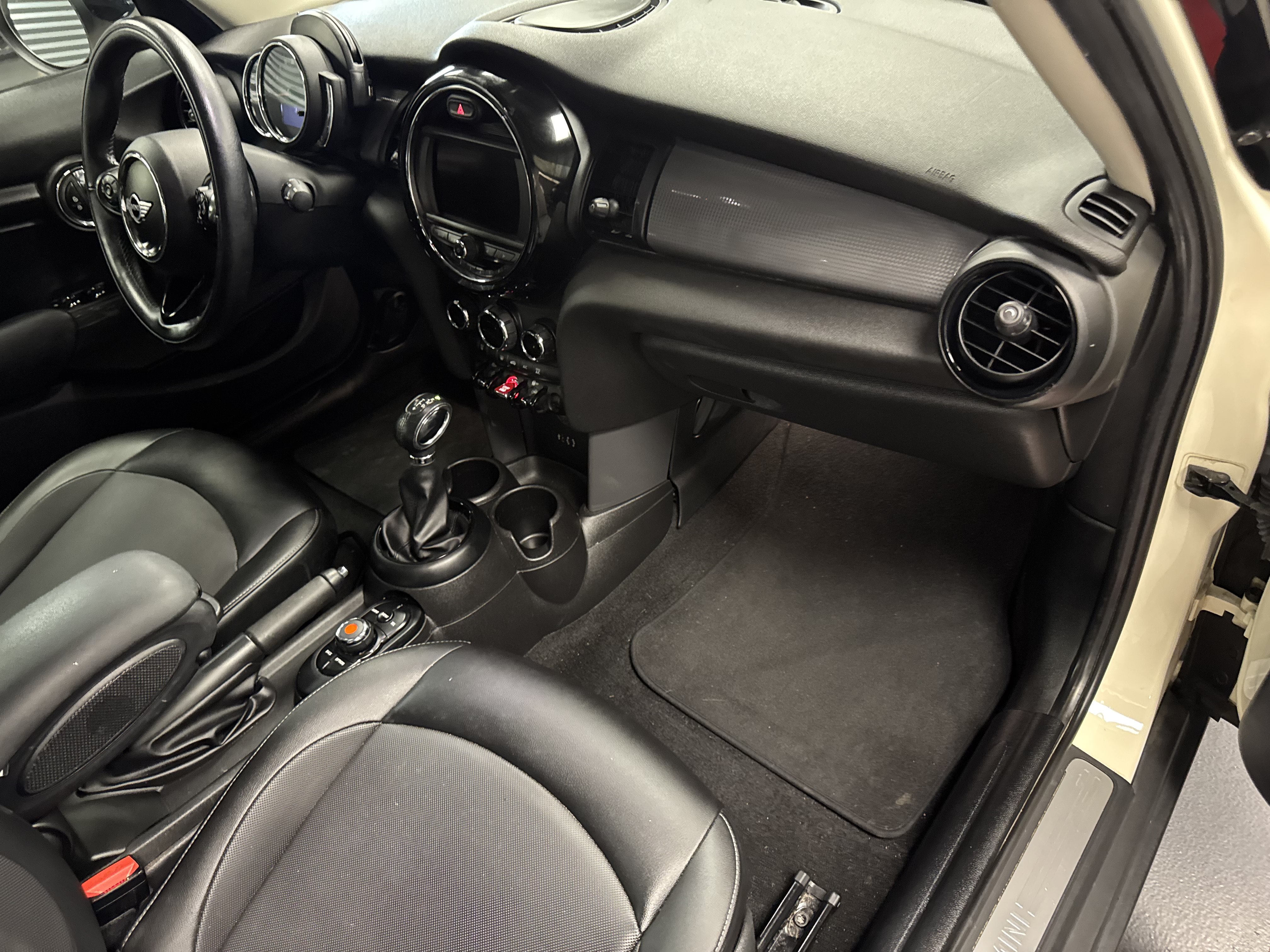 Used 2018 MINI Cooper 4-Door Hardtop FWD image 11