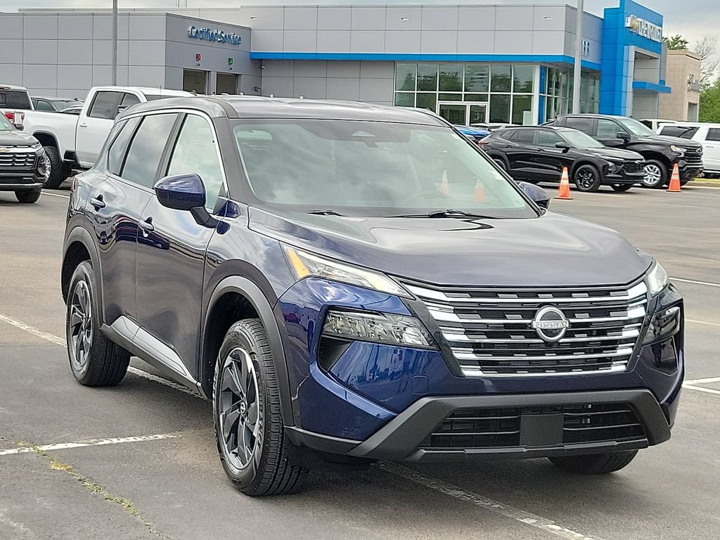 Used 2025 Nissan Rogue SV AWD/4WD image 1