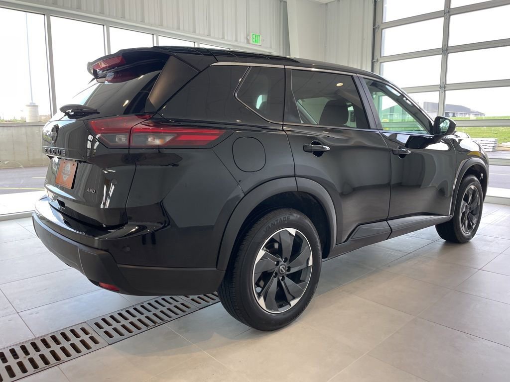 Used 2025 Nissan Rogue SV image 5