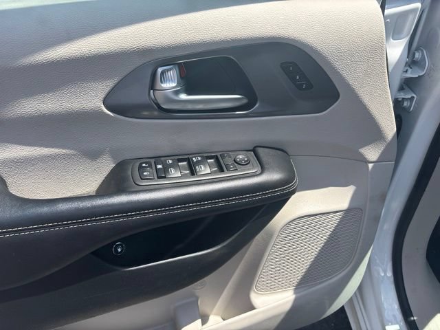 Used 2022 Chrysler Pacifica Touring-L FWD image 9