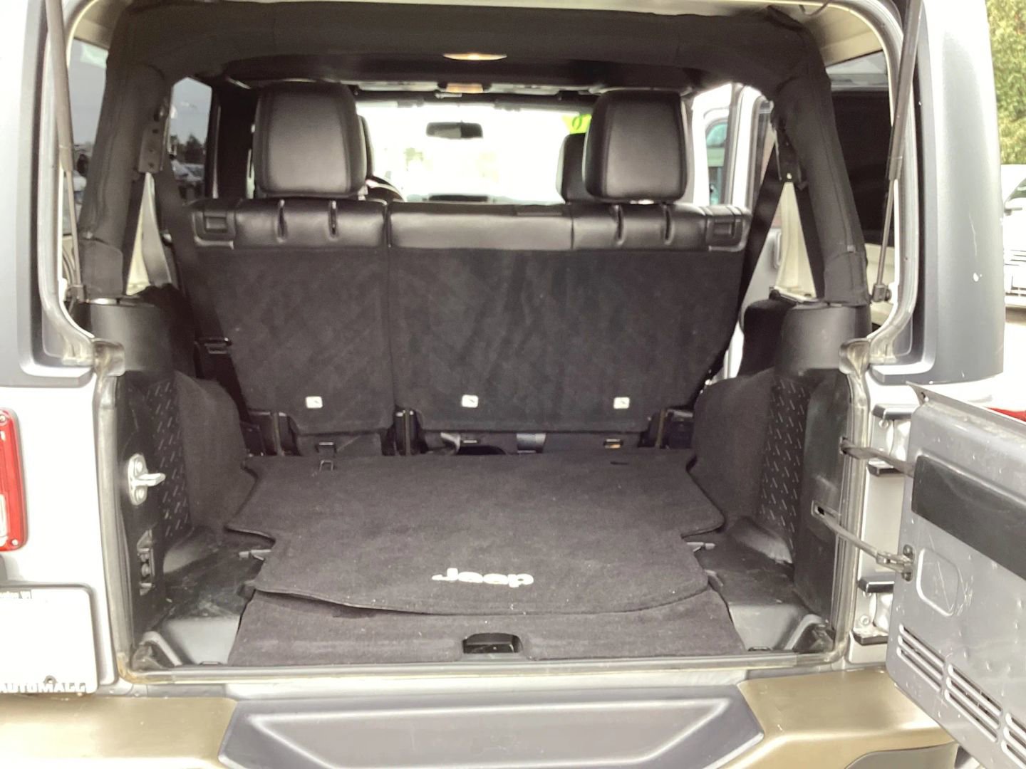 Used 2016 Jeep Wrangler Unlimited Sahara image 14