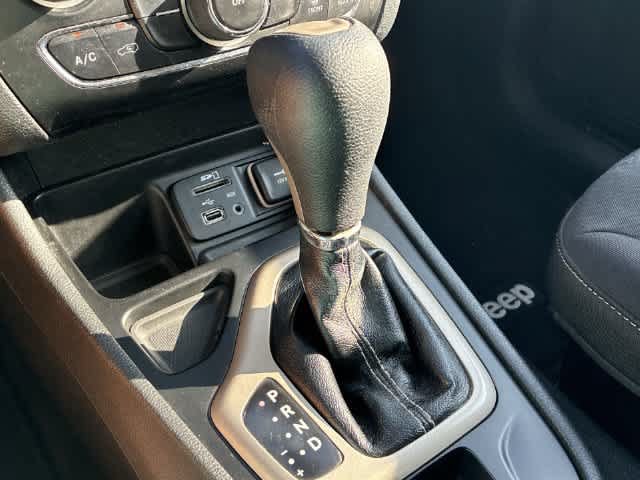 Used 2014 Jeep Cherokee Latitude FWD image 33